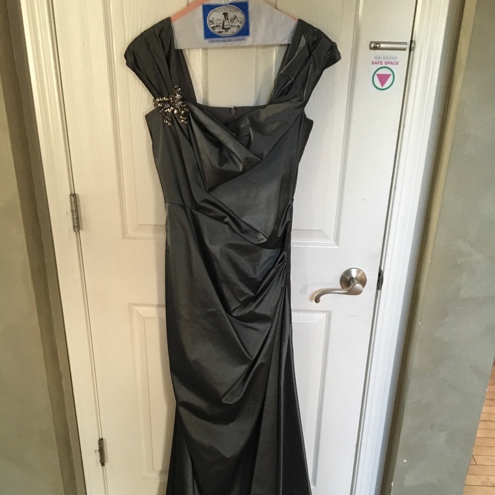 Beautiful full length formal dress!